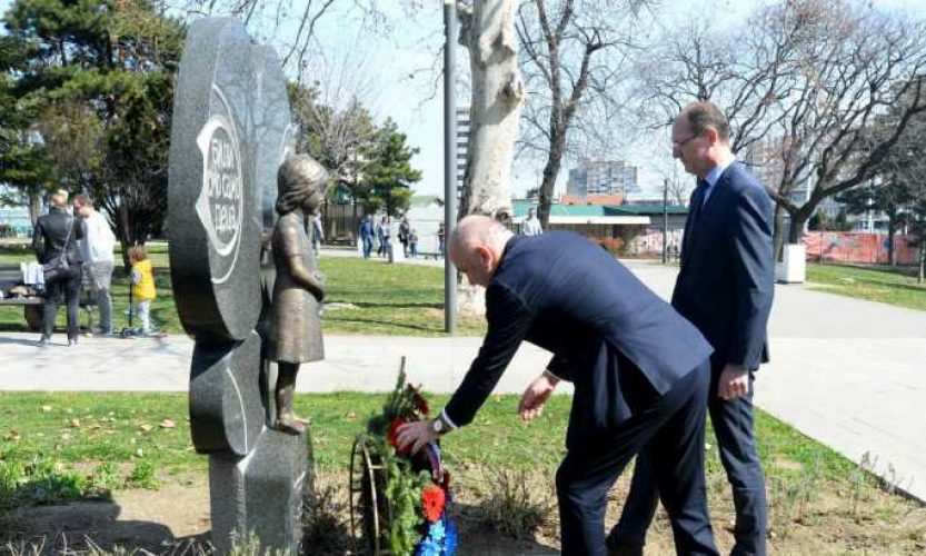 Položeni venci povodom Dana sećanja na poginule 1999. (FOTO)