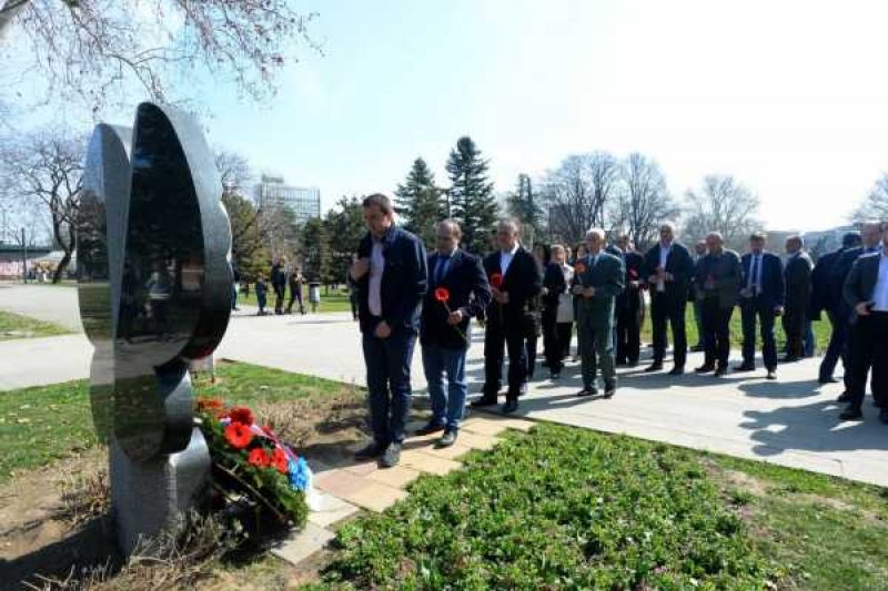 Srbija podeljena i u obeležavanju 20 godina agresije NATO: I godišnjica u dve kolone