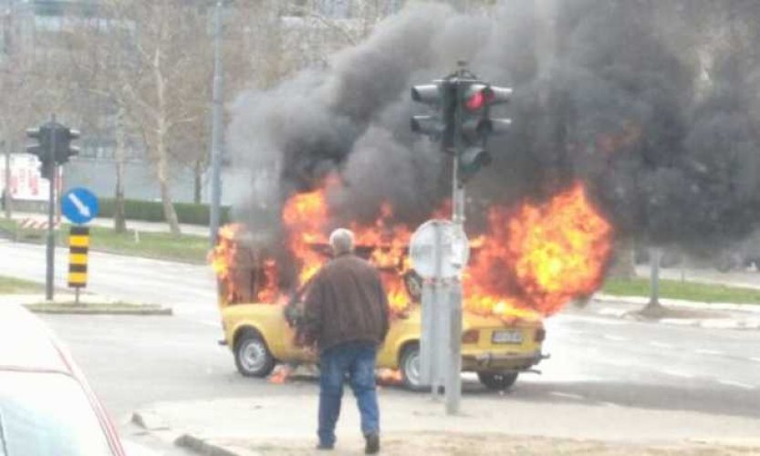 Zapalio se automobil na Novom Beogradu (FOTO, VIDEO)