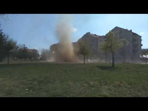 Tornado pogodio Niš: Letelo sve po parku (VIDEO)