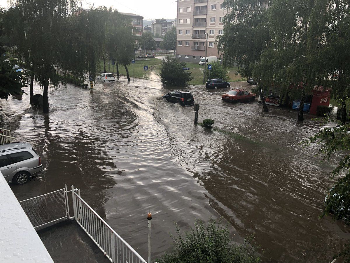 Veliko nevreme u Srbiji: Pada grad veličine lešnika! (VIDEO)