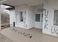 „Klasično zastrašivanje“: Šokantni grafiti na vrtiću i ambulanti u selu kod Gračanice