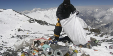 Alpinisti pretvorili Everest u smetlište: Svetski vrh postao deponija