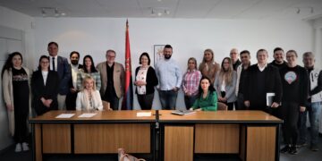 Moramo da zbijemo redove